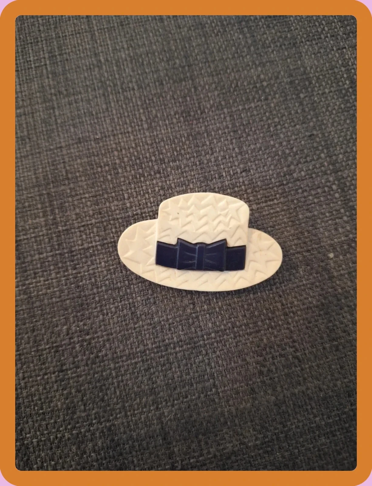 Broche fantaisie en forme de chapeau avec noeud bleu